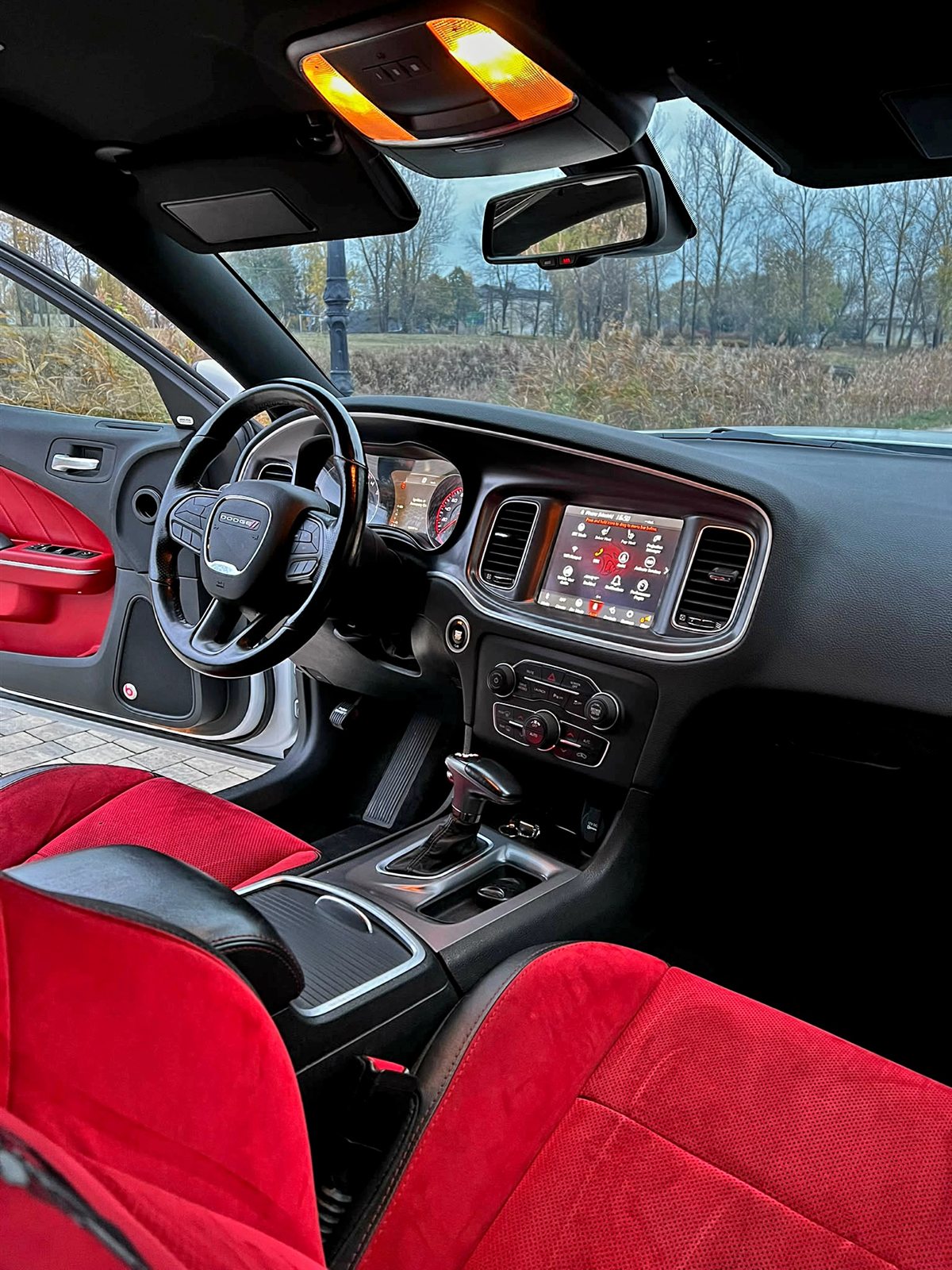 Dodge Charger Scat Pack - kokpit i ekran Uconnect