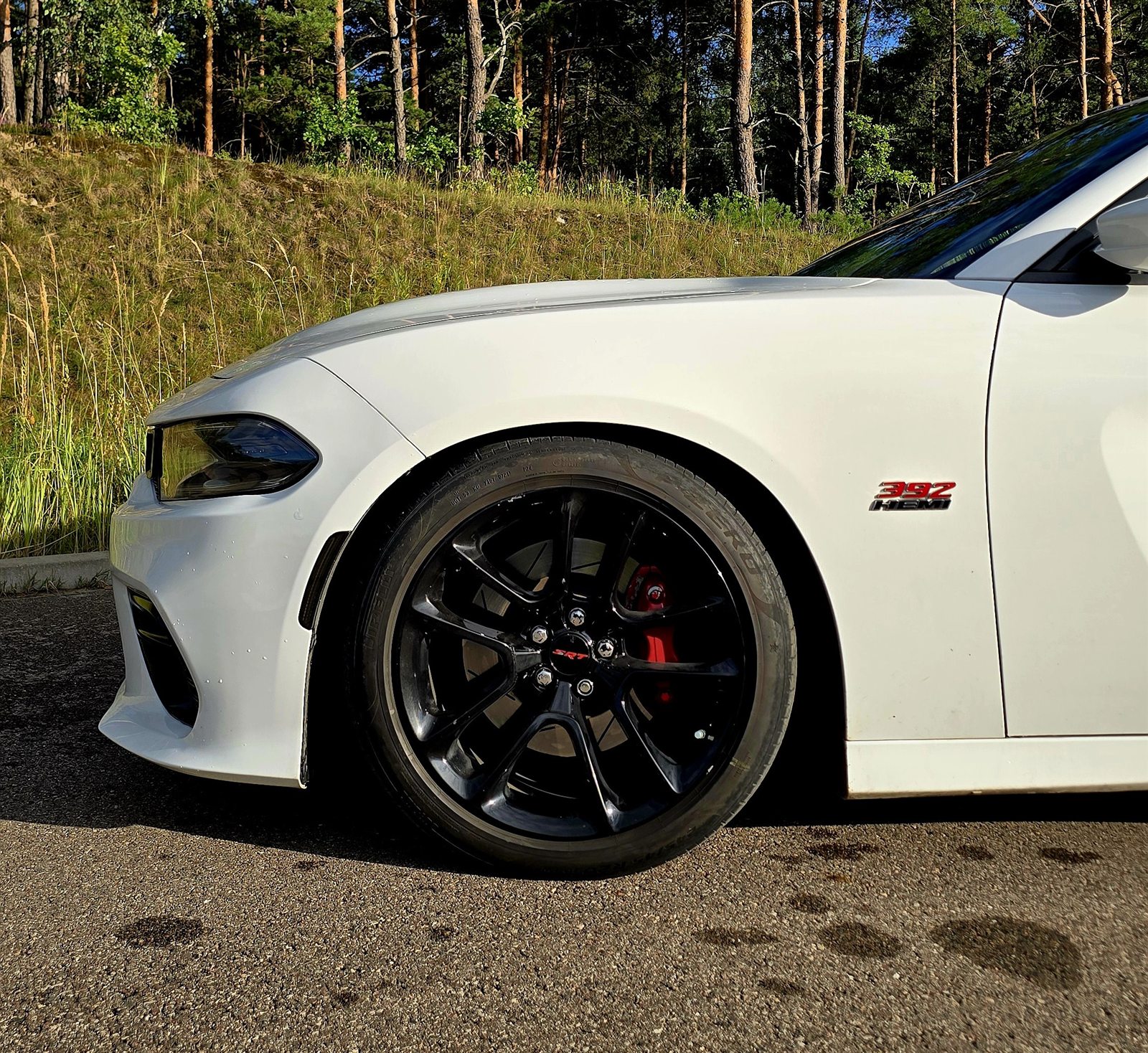 Dodge Charger Scat Pack - felga i czerwony zacisk, emblemat 392 HEMI